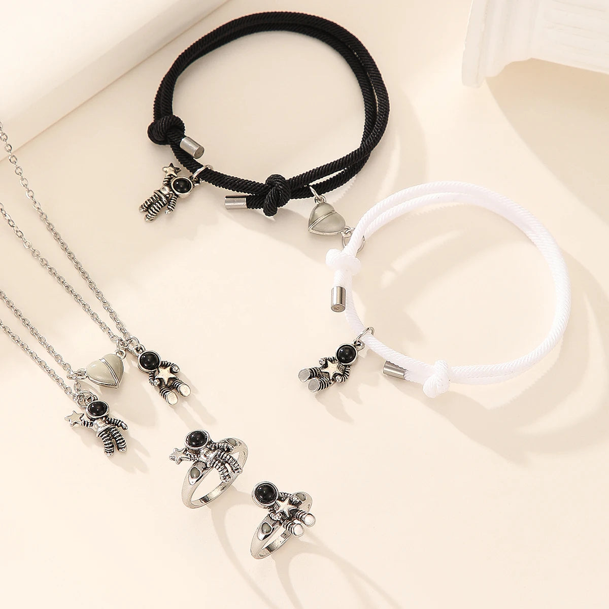 Coffret Couple Astronaute – Bracelets, Colliers & Bagues lumineux